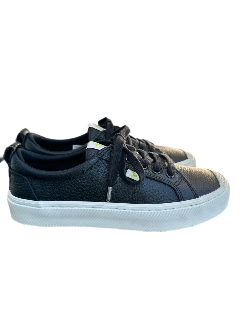Cariuma OCA Low Black Pebbled Leather Sneakers Women’s 7.5